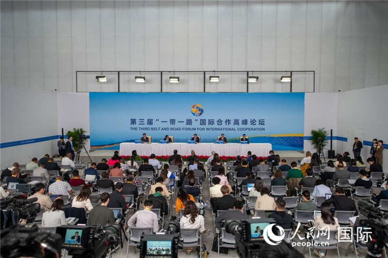 10月16日，第三屆“一帶一路”國際合作高峰論壇新聞中心在北京國家會議中心舉行首場吹風(fēng)會，邀請自然資源部國際合作司和相關(guān)單位負(fù)責(zé)人介紹有關(guān)情況，并回答記者提問。人民網(wǎng)記者 翁奇羽攝