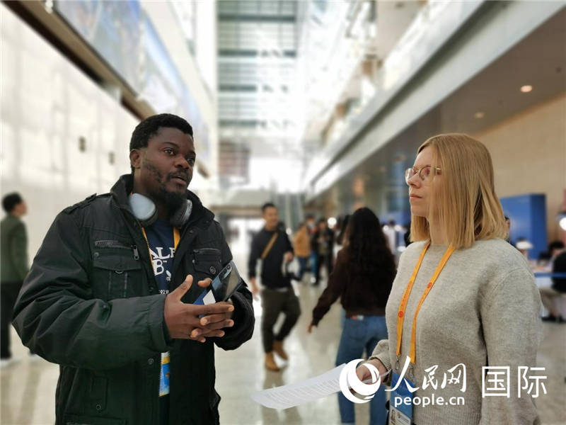 剛果（金）未來集團(tuán)廣播電視部記者雨果-恩澤扎接受人民網(wǎng)采訪。人民網(wǎng) 孫鴻宇攝