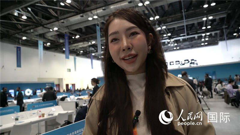 泰國TOPNEWS電視臺主播蓬薩婉?乍如潘（Phonsawan Jarupan）與記者交談。人民網(wǎng) 楊春燕攝