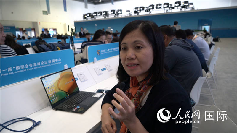 越南之聲廣播電臺記者胡鴻行（音譯，H? H?ng H?nh）與記者交談。人民網(wǎng) 楊春燕攝