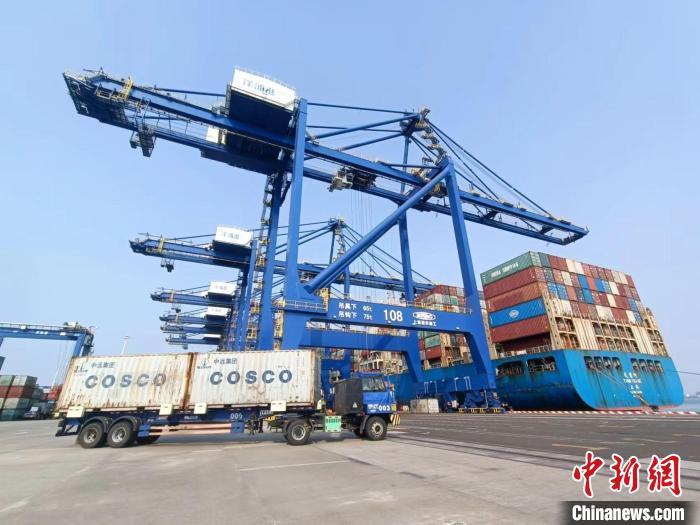 圖為海南洋浦國際集裝箱碼頭，卡車將集裝箱從后方堆場運往碼頭裝卸區(qū)?！堅潞?攝