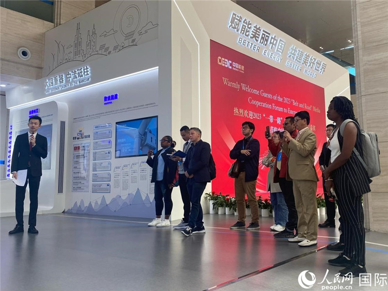 2023“一帶一路”媒體合作論壇聯(lián)合采訪團(tuán)參訪中國能建。人民網(wǎng)記者 于洋攝