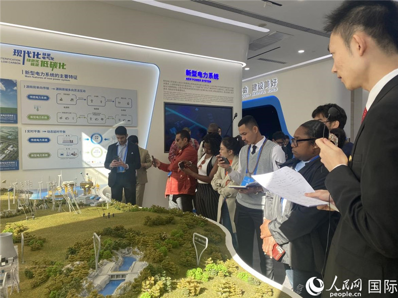 2023“一帶一路”媒體合作論壇聯(lián)合采訪團(tuán)參訪中國能建。人民網(wǎng)記者 于洋攝