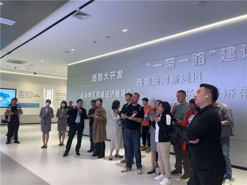 （成都國(guó)際鐵路港展廳，中外記者邊聽(tīng)邊記，了解成都國(guó)際鐵路港運(yùn)行情況 趙橙涔攝