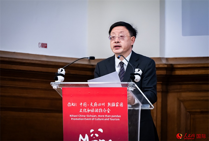 四川省文化和旅游廳廳長戴允康作文化旅游推介。人民網(wǎng) 郭錦標(biāo)攝