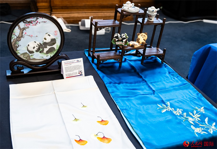活動現(xiàn)場的現(xiàn)場文創(chuàng)展、互動體驗區(qū)、非遺區(qū)展示。人民網(wǎng) 郭錦標(biāo)攝