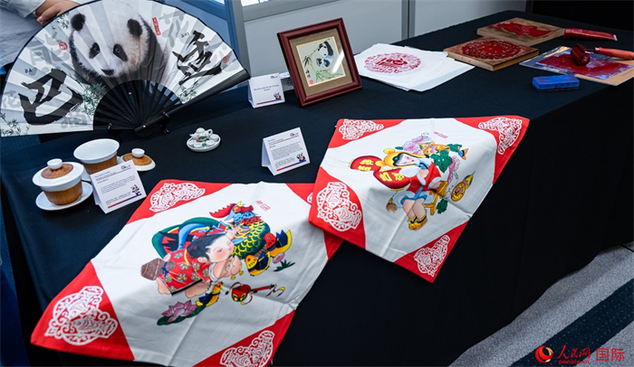 活動現(xiàn)場的現(xiàn)場文創(chuàng)展、互動體驗區(qū)、非遺區(qū)展示。人民網(wǎng) 郭錦標(biāo)攝