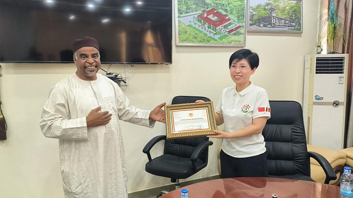 江西省衛(wèi)健委婦幼處處長葉穎代表組派部門接受乍得衛(wèi)生部表彰。中國（江西）第18批援乍得醫(yī)療隊供圖