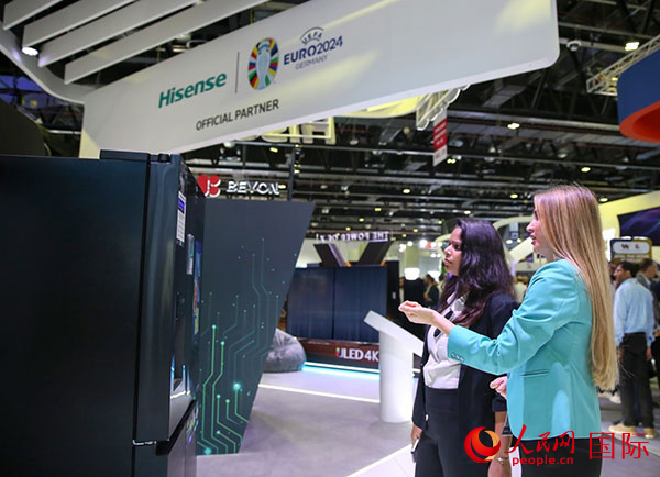 訪客在海信集團(tuán)展臺(tái)參觀。人民網(wǎng) 塔里克·易卜拉欣攝