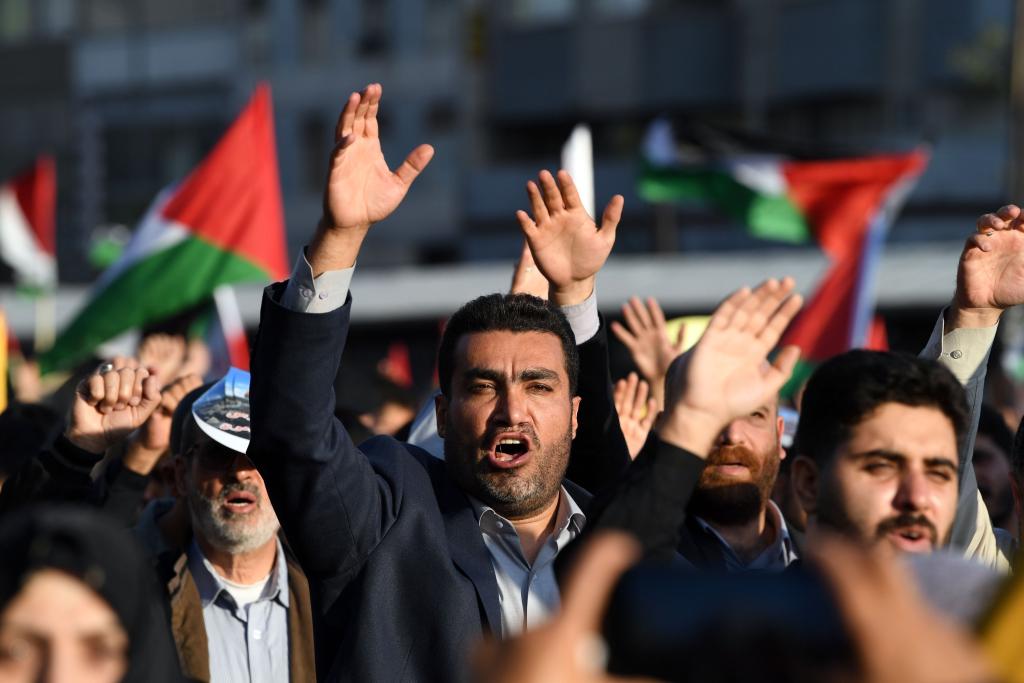 10月18日，人們?cè)谝晾实潞谔m舉行集會(huì)。當(dāng)日，突尼斯、土耳其、伊朗等多國(guó)民眾舉行集會(huì)，表達(dá)對(duì)巴勒斯坦人民的支持，并譴責(zé)針對(duì)加沙城醫(yī)院的襲擊。新華社記者 沙達(dá)提 攝