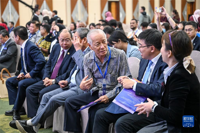 10月21日，在馬來西亞行政首都普特拉賈亞，嘉賓在第五屆中國—東盟視聽周開幕活動上交談。新華社記者 程一恒 攝