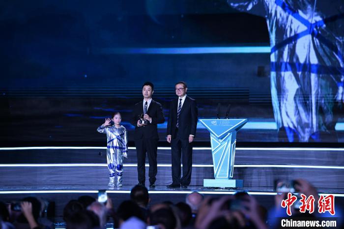 10月21日，2023雨果獎在成都揭曉。中國科幻作家海漄憑小說《時空畫師》獲2023雨果獎“最佳短中篇小說”?！D片由第81屆世界科幻大會組委會提供