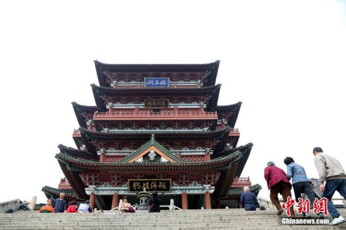 資料圖：中國農(nóng)歷九月初九，重陽佳節(jié)。民眾來到位于江西南昌的滕王閣旅游區(qū)，登高祈福。<a target='_blank' href='/'><p  align=