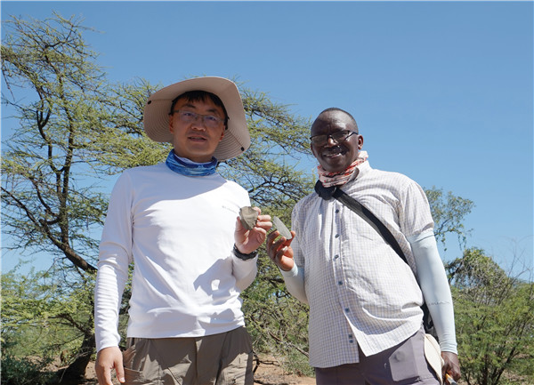 新發(fā)現(xiàn)的典型勒瓦婁哇石核和勒瓦婁哇尖狀器。中肯聯(lián)合考古隊供圖