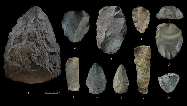 石制品 1.手斧 2、4、5.勒瓦婁哇石核（循環(huán)剝片法、優(yōu)先剝片法）3.勒瓦婁哇石葉石核 6.勒瓦婁哇石葉 7、8.勒瓦婁哇尖狀器 9.石葉 10.錐形石葉石核。中肯聯(lián)合考古隊供圖