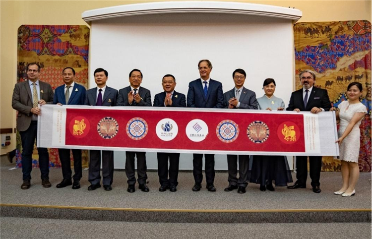 “絲路綺粲—中國絲綢藝術(shù)展”開幕式在匈牙利首都布達佩斯舉行。布達佩斯中國文化中心供圖