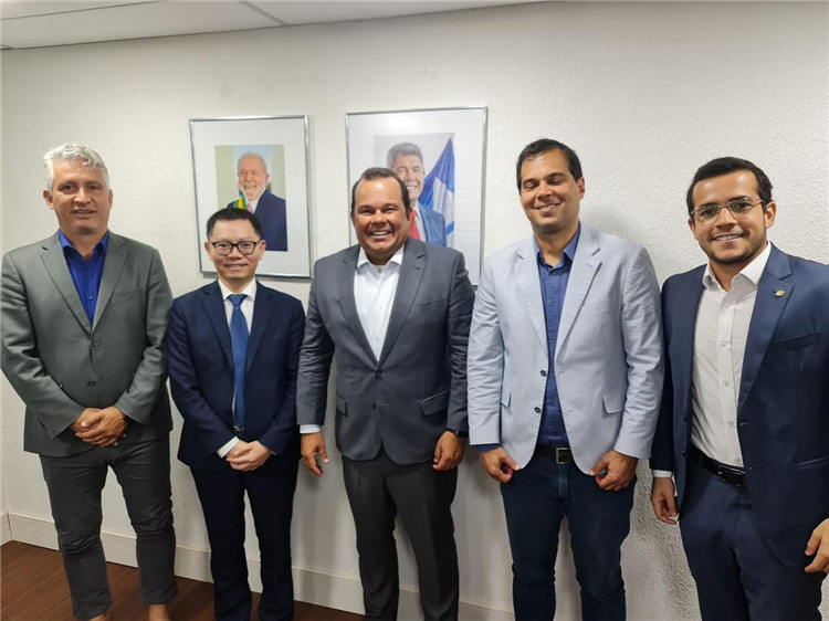 巴伊亞州副州長杰拉爾多·儒尼奧爾（中）與中國—巴伊亞州礦業(yè)委員會主要成員合影。巴西巴伊亞州“中國—巴伊亞州礦業(yè)委員會”供圖