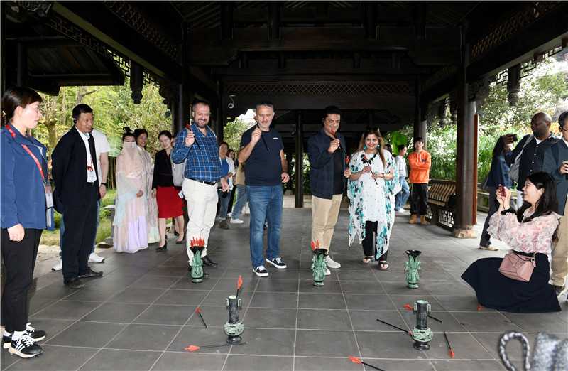 在安樂泉，中外記者體驗投壺 趙橙涔攝