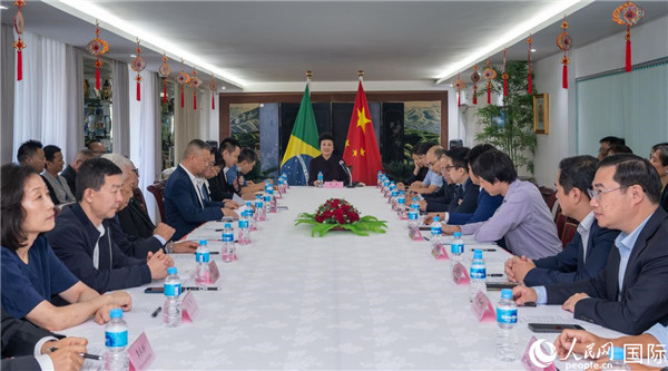 當?shù)貢r間10月23日，國務院僑務辦公室主任陳旭（中）在巴西里約熱內(nèi)盧出席國務院僑辦代表團與里約僑界座談會。  王天聰 攝