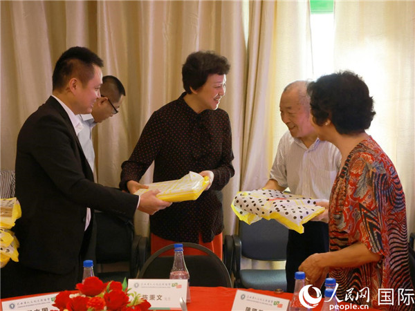 當?shù)貢r間10月23日，國務院僑務辦公室主任陳旭（中）在巴西華人文化交流協(xié)會會館出席里約僑界舉辦的重陽節(jié)敬老聯(lián)歡活動，并為里約僑界長者代表送上慰問品。  人民網(wǎng)記者 陳海琪攝