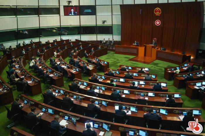 李家超在立法會(huì)宣讀新一份施政報(bào)告。圖片來(lái)源：香港“點(diǎn)新聞” 麥鈞杰 攝