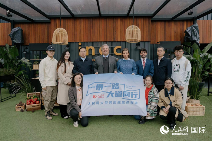 在烏拉圭第118屆普拉多牧農(nóng)業(yè)國際博覽會上，烏拉圭國家肉類協(xié)會主席與人民網(wǎng)記者合影。人民網(wǎng)記者 張若涵攝