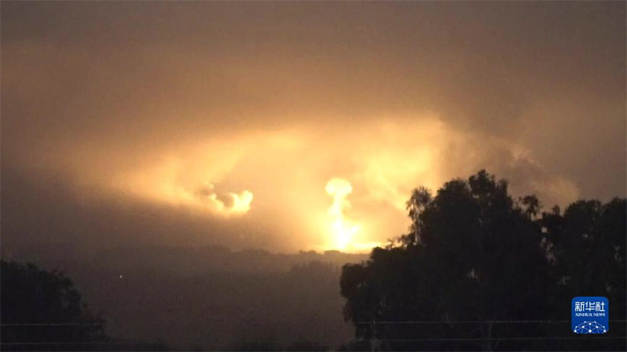 這張從以色列國防軍發(fā)布視頻中截取的圖片顯示，10月27日晚，以軍進(jìn)入加沙地帶開展地面行動(dòng)。新華社發(fā)