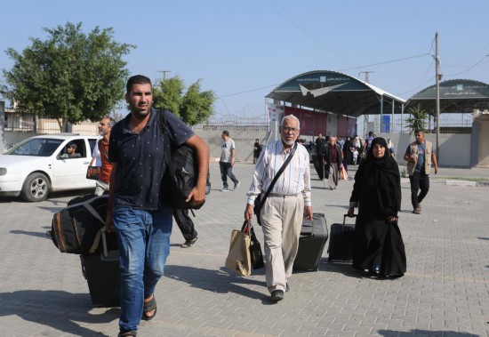   11月1日，人們在拉法口岸加沙一側(cè)準(zhǔn)備前往埃及。新華社發(fā)（哈立德·奧馬爾攝）