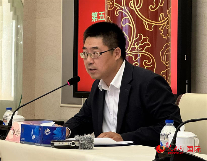 10月31日，歐美同學(xué)會(huì)副秘書長(zhǎng)滕劍峰在第五屆中法文化論壇媒體吹風(fēng)會(huì)上講話。（人民網(wǎng) 謝瑩攝）