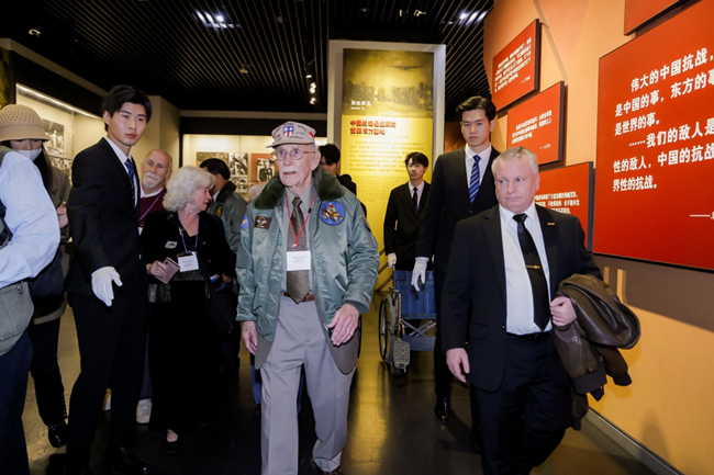 2023年10月30日，美國飛虎隊(duì)老兵梅爾·麥克馬倫一行參訪中國人民抗日戰(zhàn)爭紀(jì)念館。中國人民對外友好協(xié)會供圖