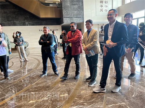   （外媒記者參觀中國藥都中醫(yī)藥博物館。中國經(jīng)濟(jì)周刊記者 郭志強(qiáng) 攝）