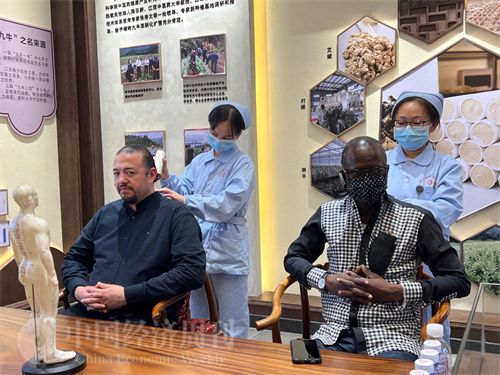   （外媒記者爭先恐后體驗(yàn)艾灸，直呼神奇。中國經(jīng)濟(jì)周刊記者 郭志強(qiáng) 攝）