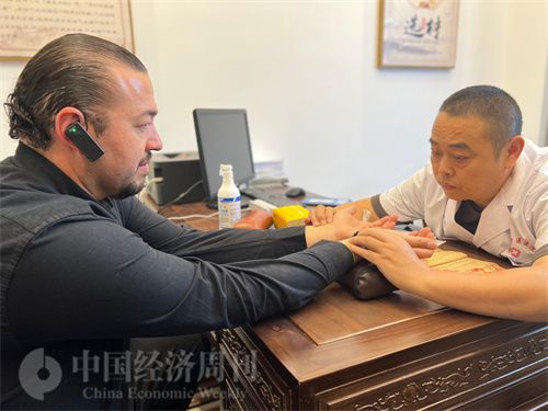   （外媒記者走進(jìn)中醫(yī)堂，問診中醫(yī)名師。中國經(jīng)濟(jì)周刊記者 郭志強(qiáng)攝）