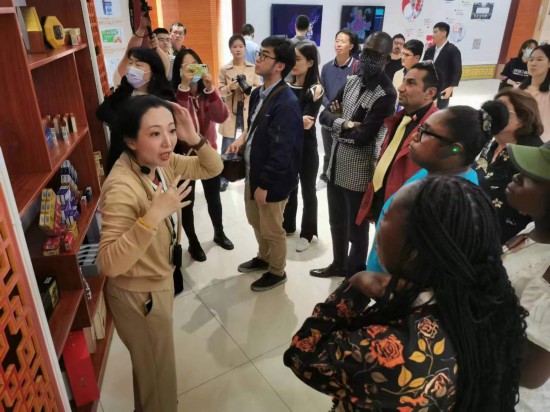 2023“一帶一路”媒體合作論壇聯(lián)合采訪團參觀仁和863科技園產(chǎn)品展示區(qū)。（本報記者 黃超攝）