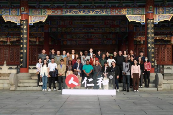 2023“一帶一路”媒體合作論壇聯(lián)合采訪團參觀仁和集團。（受訪者供圖）