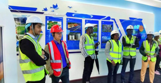   2023“一帶一路”媒體合作論壇聯(lián)合采訪團走進江西公司新余市綜合智慧零碳電廠展廳。（本報記者 周歡攝）