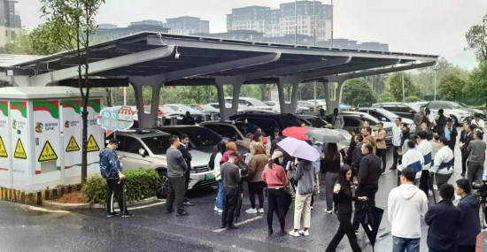   2023“一帶一路”媒體合作論壇聯(lián)合采訪團參觀新余市分宜縣行政服務(wù)中心“光儲充放檢”項目。（受訪者供圖）