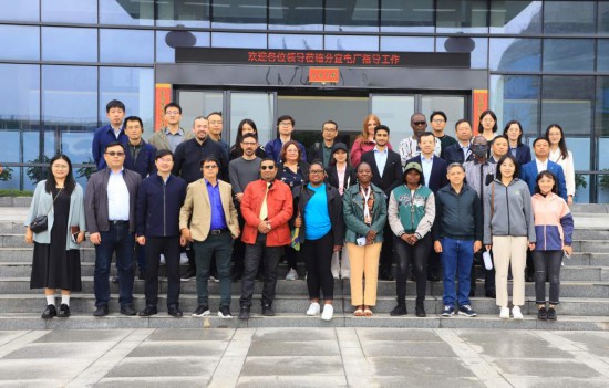   2023“一帶一路”媒體合作論壇聯(lián)合采訪團參觀國家電投江西公司新余市綜合智慧零碳電廠。（受訪者供圖）