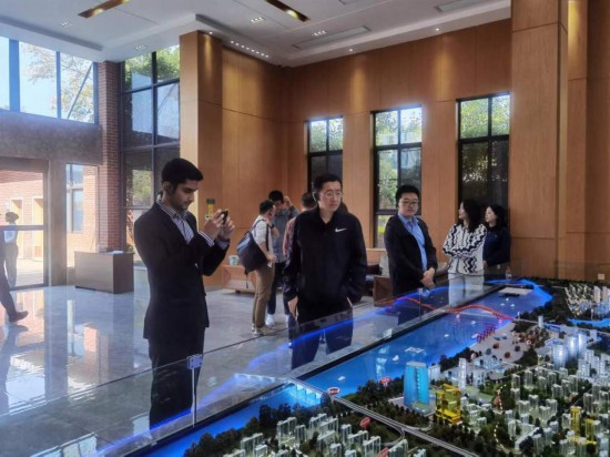 　　10月24日，2023“一帶一路”媒體合作論壇聯(lián)合采訪團(tuán)團(tuán)員在清水塘投資集團(tuán)招商服務(wù)中心參觀。本報(bào)記者 常雯宜攝