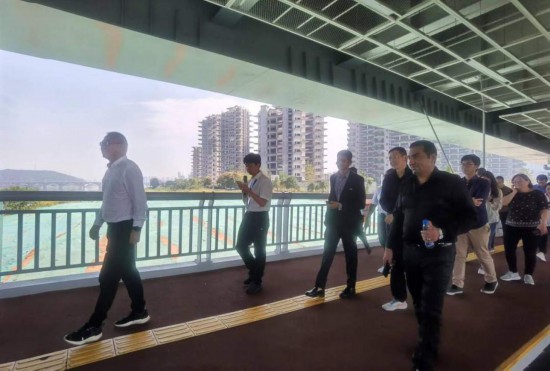 　　10月24日，2023“一帶一路”媒體合作論壇聯(lián)合采訪團(tuán)團(tuán)員走在清水塘大橋景觀通道上。本報(bào)記者 常雯宜攝