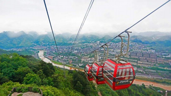 　　在纜車上俯瞰赤水河及茅臺鎮(zhèn)風(fēng)景。資料圖片