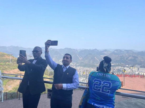 　　外媒記者在天釀景區(qū)拍照留念。本報記者葉子攝