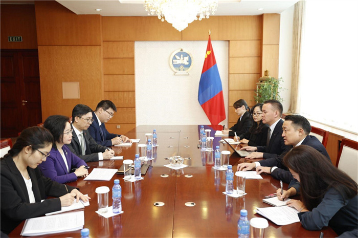 10月31日，中國駐蒙古國大使沈敏娟到任拜會蒙政府辦公廳主任兼蒙古人民黨總書記阿瑪爾巴伊斯格楞。中國駐蒙古使館供圖