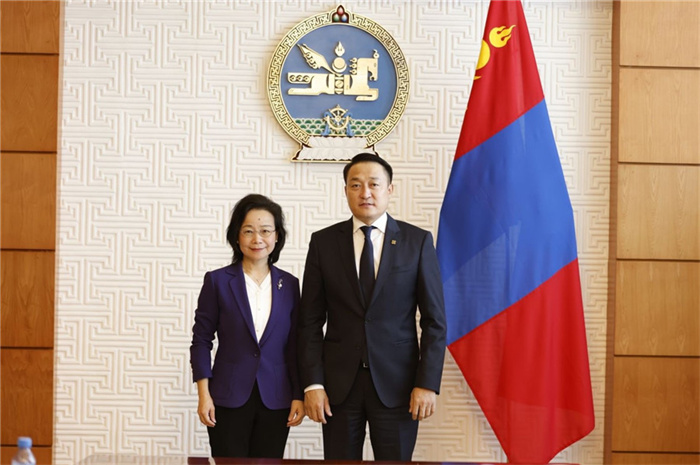 10月31日，中國駐蒙古國大使沈敏娟到任拜會蒙政府辦公廳主任兼蒙古人民黨總書記阿瑪爾巴伊斯格楞（右）。中國駐蒙古使館供圖