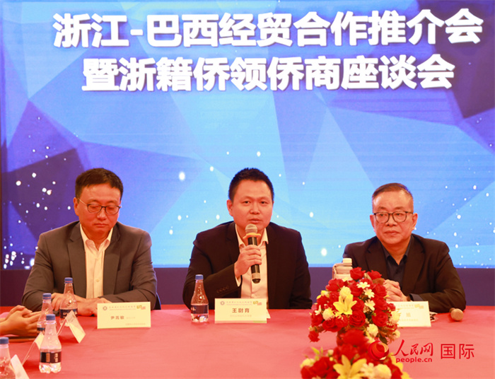 中國(guó)駐里約代總領(lǐng)事王尉育（中）在活動(dòng)中致辭。人民網(wǎng)記者 陳海琪攝