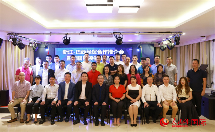 與會(huì)嘉賓合影。人民網(wǎng)記者 陳海琪攝