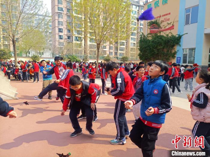 資料圖：小學(xué)生在大課間踢毽子。黃建 攝