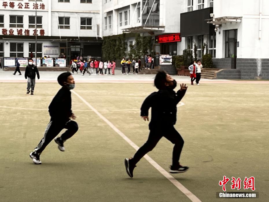 資料圖：學(xué)生們?cè)谡n間玩耍。