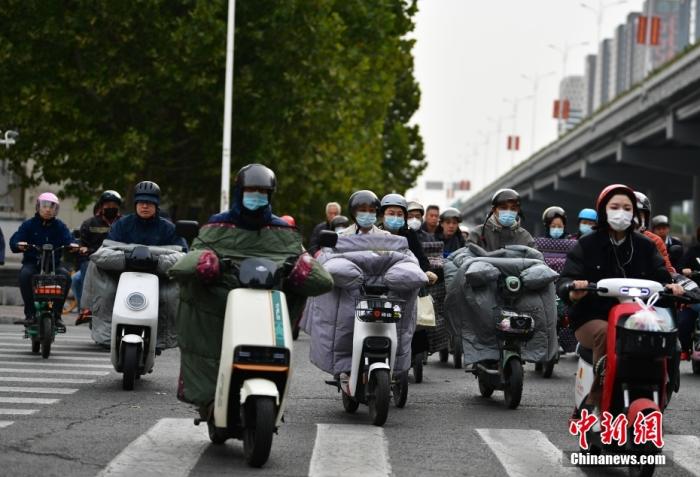 11月3日，河北石家莊迎降溫天氣，市民“捂”裝出行。 <a target='_blank' href='/'><p  align=