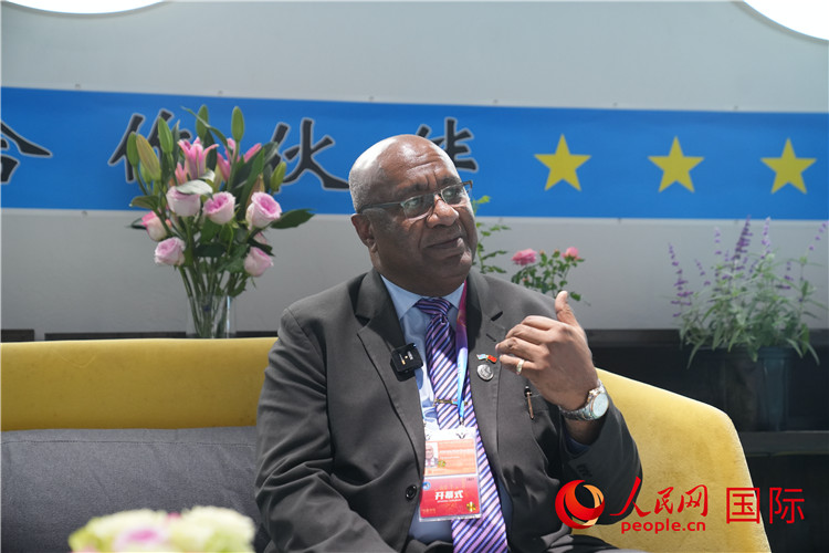 斐濟副總理兼貿(mào)易部長卡米卡米加談參加進博會感受。人民網(wǎng)記者 吳超嵐攝